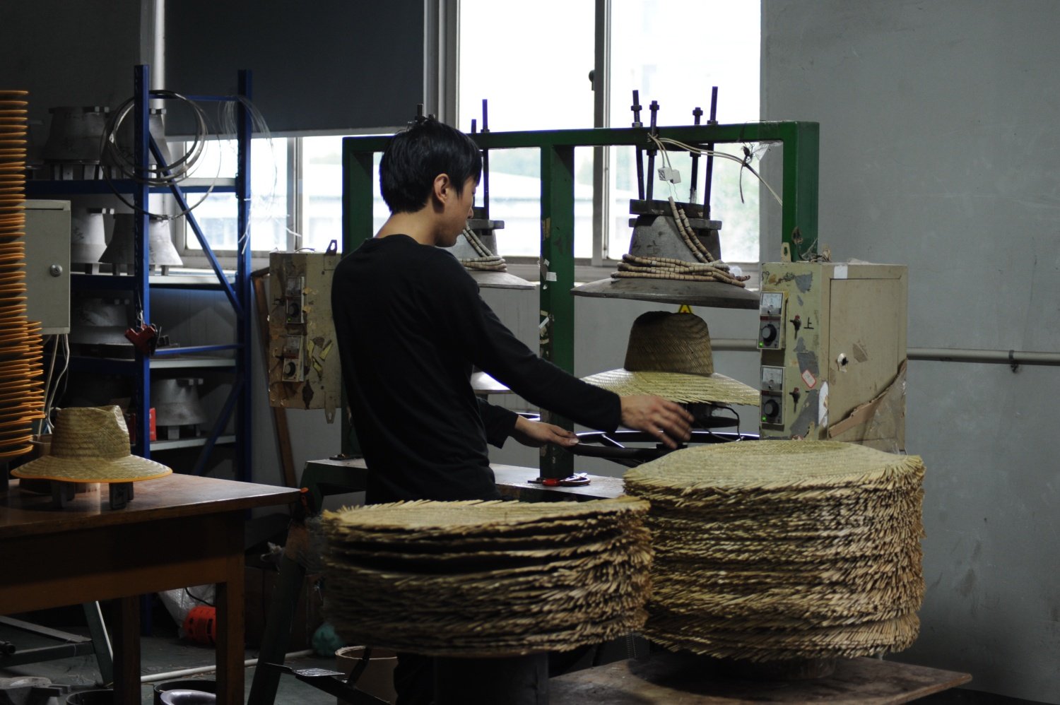 Heat molding process for straw hats to form stable crown and brim shape